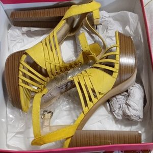 Shoedazzle yellow heeled sandal